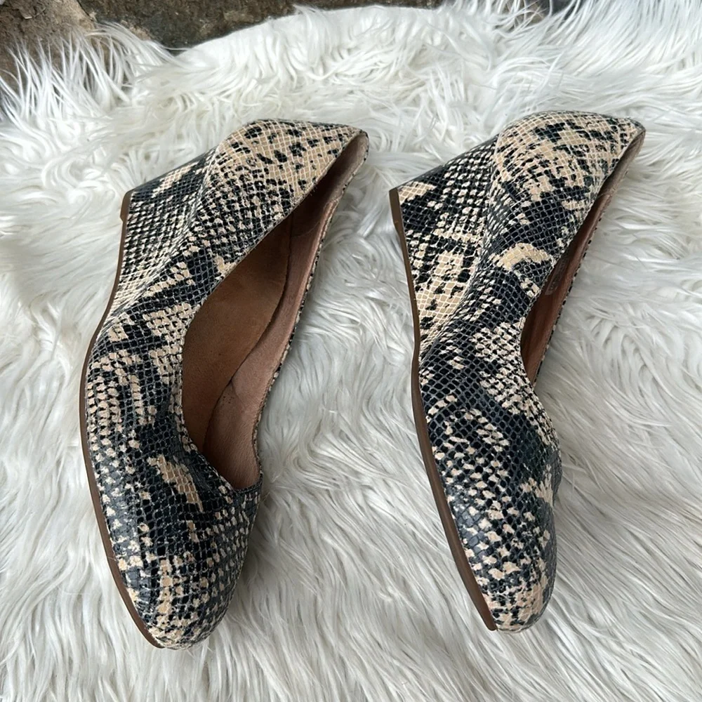 VIONIC Antonia Snakeskin Closed Toe Wedge Casual comfort low wedge sz 10